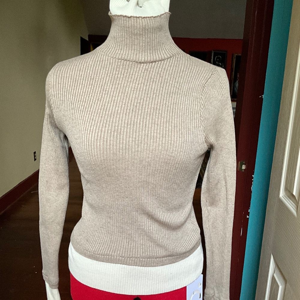 Commense Two-Tone Ribbed Turtleneck Sweater Medium